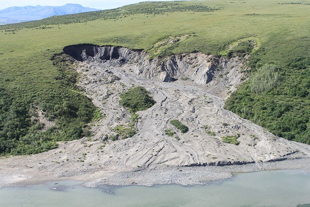 Lereng runtuh akibat pencairan permafrost di Sungai Noatak, Noatak National Preserve, Alaska. Dokumentasi Rory Nichols/NPS; tanggal pengambilan tidak dicantumkan pada halaman sumber. Bukan foto kejadian baru Oktober 2026.