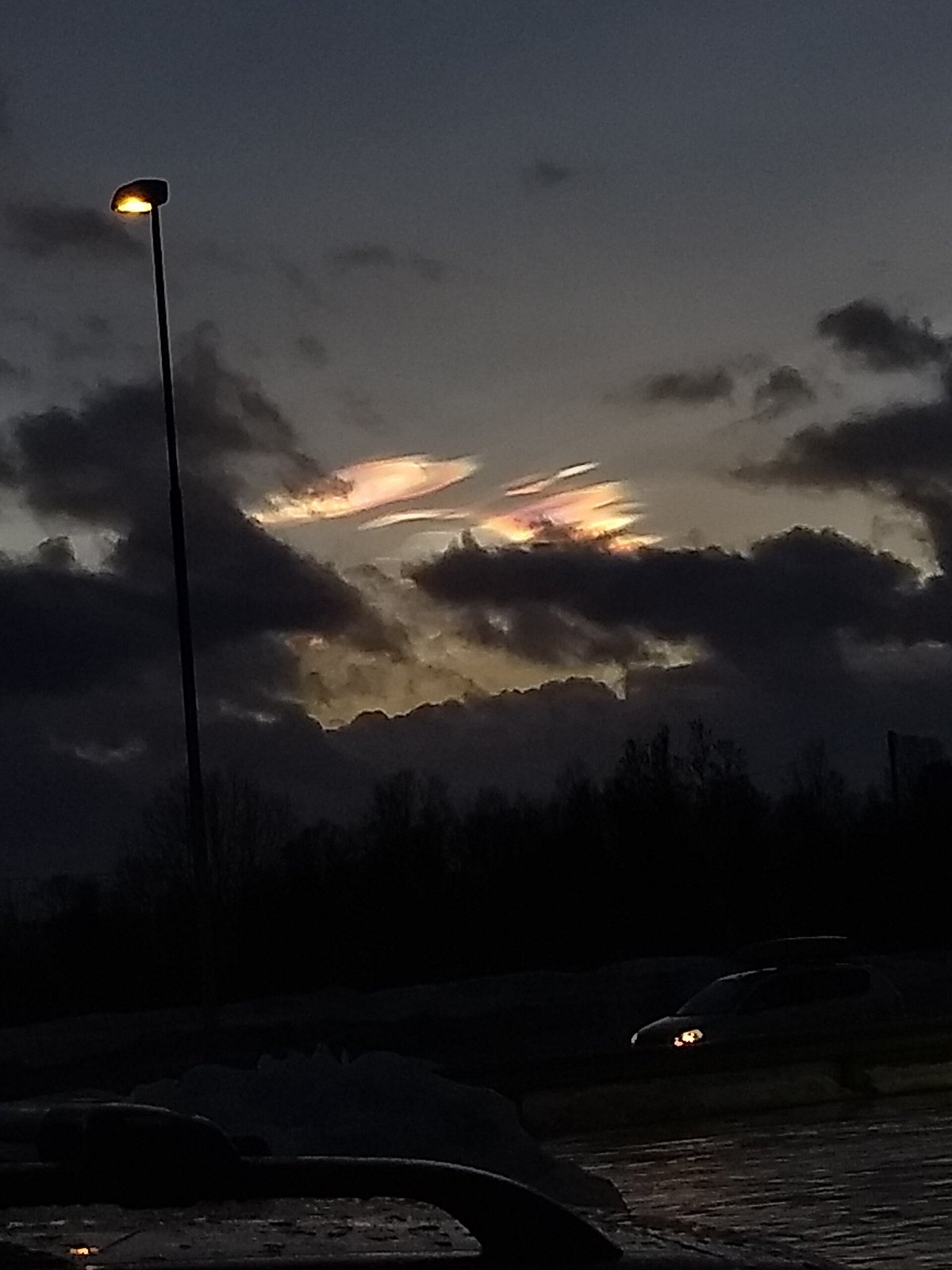 Awan stratosfer kutub tipe es dengan warna nacreous; dokumentasi 20 Desember 2017.