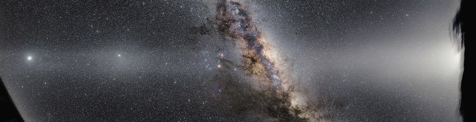 Cahaya zodiak tampak sebagai kolom terang miring di atas Observatorium Paranal, Cile. Tanggal sumber: 2017-02-13 06:00:00.