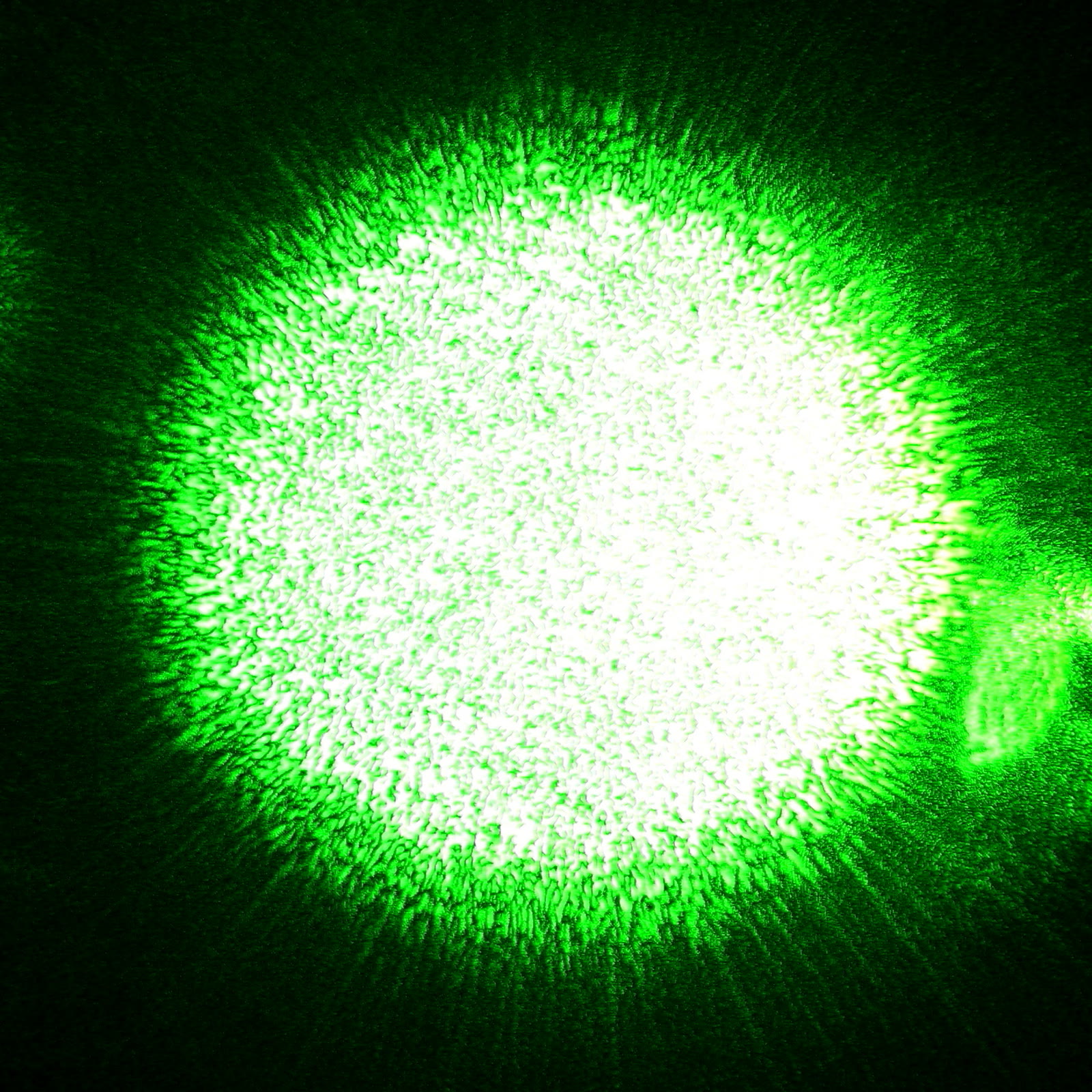 Pola speckle yang dihasilkan cahaya laser, diunggah 24 September 2005. Foto ilustratif tanpa parameter optik lengkap; berkas diubah ukuran dan dikonversi ke JPEG.
