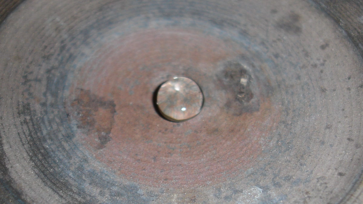 Tetes air mengalami efek Leidenfrost di atas pelat panas, 14 Oktober 2008. Gambar dipotong dan diubah ukurannya; berkas sumber sudah berupa JPEG dan warna tidak dimanipulasi.