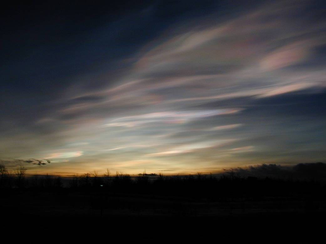 Awan stratosfer kutub diterangi dari bawah dekat Kiruna, Swedia. Foto NASA/Lamont Poole; tanggal pemotretan tidak dicantumkan pada halaman foto bertarikh 23 Maret 2008. Bukan dokumentasi cuaca Oktober 2026.