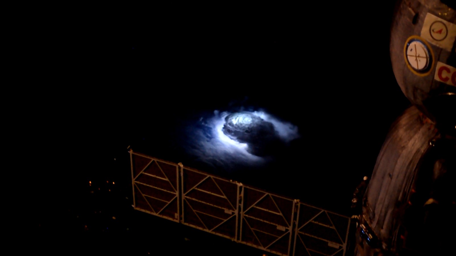 Badai dilihat dari ISS dalam dokumentasi misi Andreas Mogensen tahun 2015, dipublikasikan ESA pada 8 Februari 2017. Tanggal pemotretan rinci tidak dicantumkan pada halaman foto. Bukan dokumentasi pengamatan ASIM dekat Nauru pada 2019.