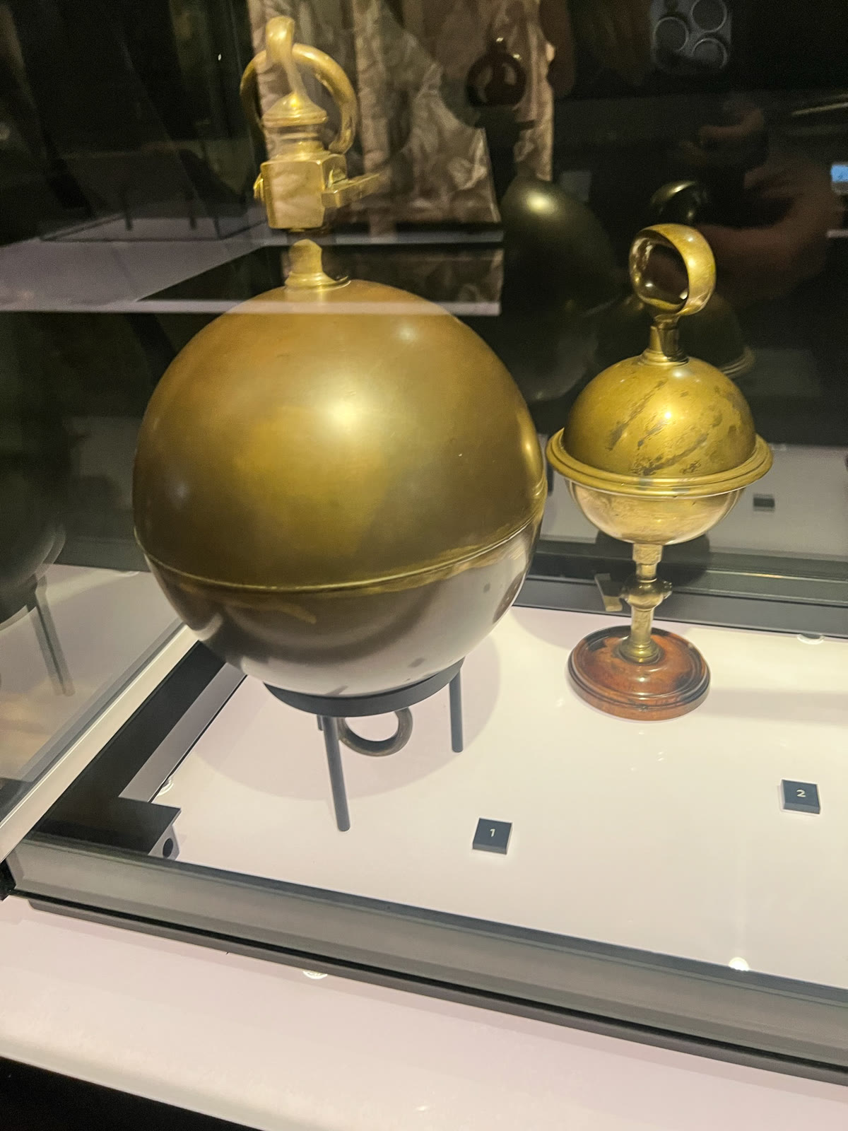 Belahan Magdeburg buatan sekitar 1870 di Rijksmuseum Boerhaave, didokumentasikan 11 Oktober 2023. Foto objek museum, bukan rekaman pengukuran gaya; berkas dipangkas seperlunya, diubah ukuran, dan dikonversi ke JPEG.