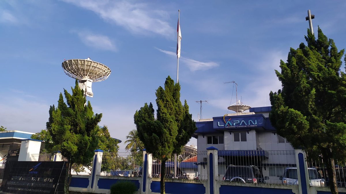 Pusat Kendali Satelit LAPAN pada 2021. Foto dipakai sebagai ilustrasi konteks teknologi dirgantara, bukan dokumentasi ISAST 2026. Foto: Pusat Teknologi Satelit LAPAN/Wikimedia Commons, domain publik. Perubahan: ukuran diperkecil dan dikompresi ke JPEG tanpa mengubah isi.
