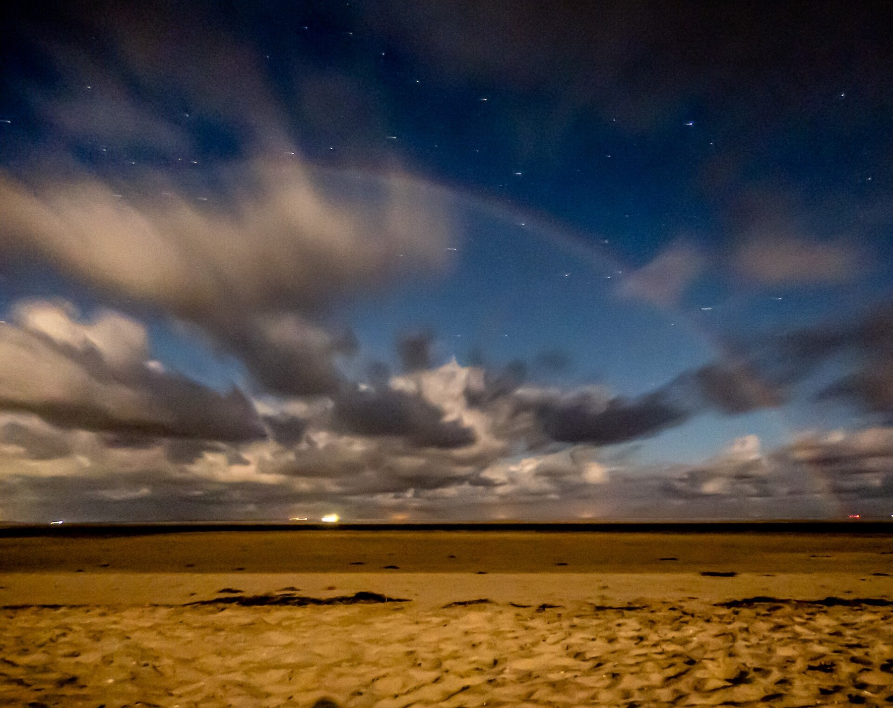 Moonbow di pantai Spiekeroog, Jerman, 13 Agustus 2017.