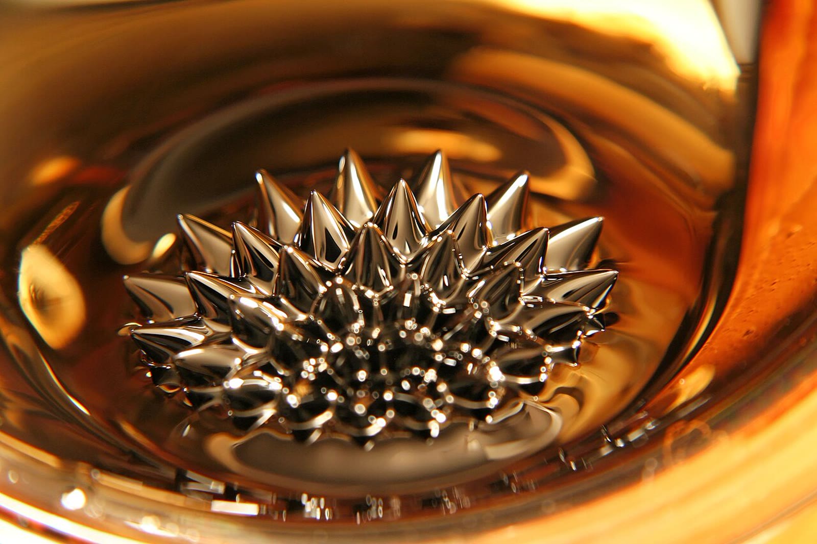 Puncak-puncak ferrofluid, 25 Desember 2006. Ukuran diubah dan dikompresi ulang ke JPEG tanpa pemotongan.