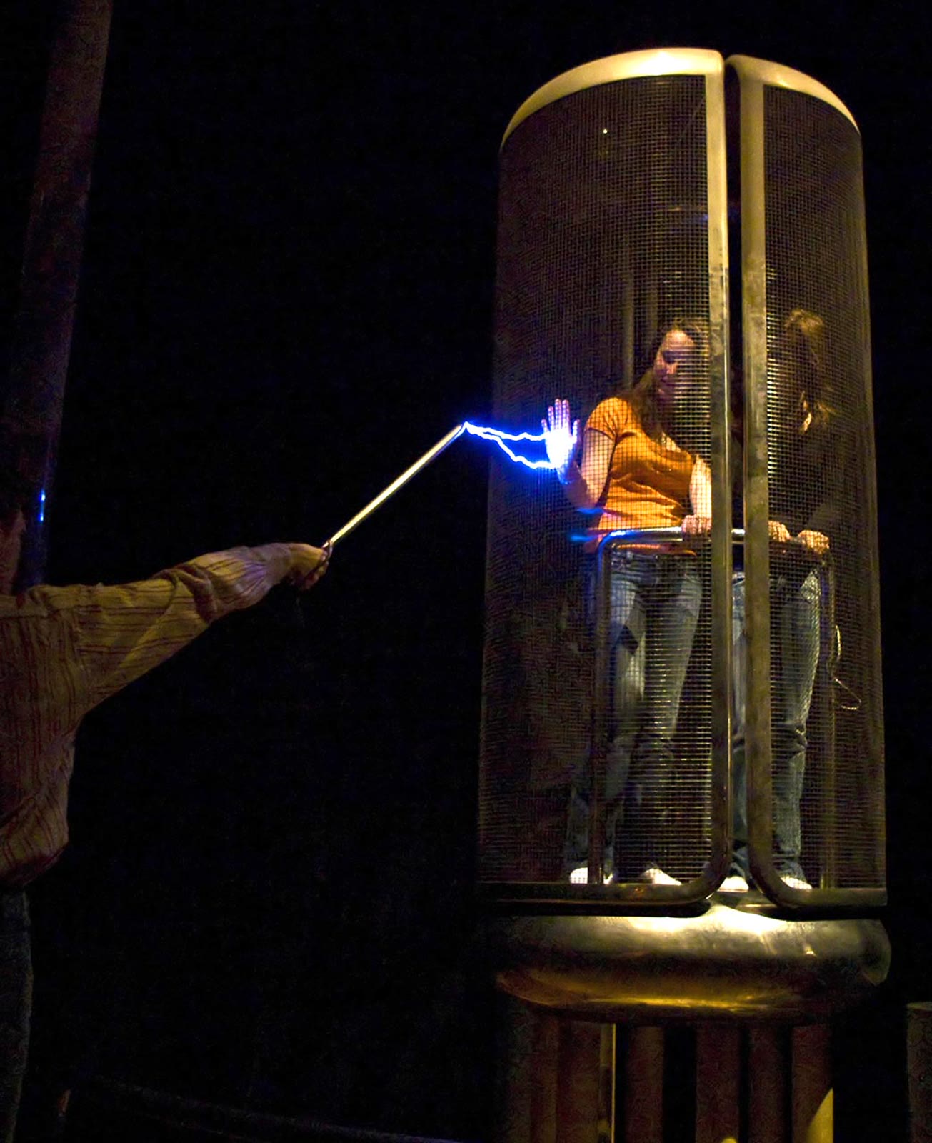 Demonstrasi sangkar Faraday dengan busur listrik dari Tesla coil di Palais de la Découverte, Paris, 8 Juni 2007. Adegan terkontrol, bukan petunjuk percobaan mandiri; berkas diubah ukuran dan dikonversi ke JPEG.