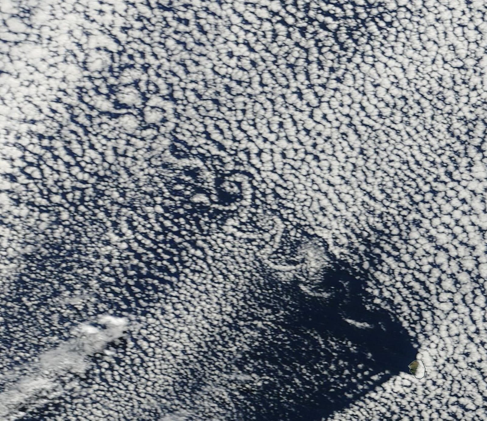 Deret pusaran von Kármán pada awan di sisi barat laut Pulau Alejandro Selkirk, 25 Maret 2016. Citra merekam satu keadaan atmosfer; berkas diubah ukuran dan dikonversi ke JPEG.