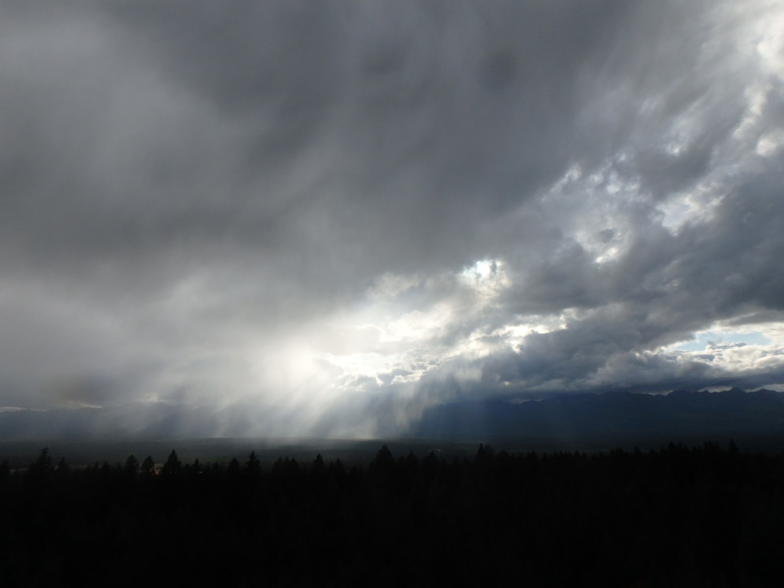 Virga terlihat dari Cooney Lookout, Swan Lake Ranger District, Montana, 13 September 2018. Foto Michele Keifer/U.S. Forest Service, Northern Region; dokumentasi arsip, bukan cuaca Indonesia atau kejadian terkini.