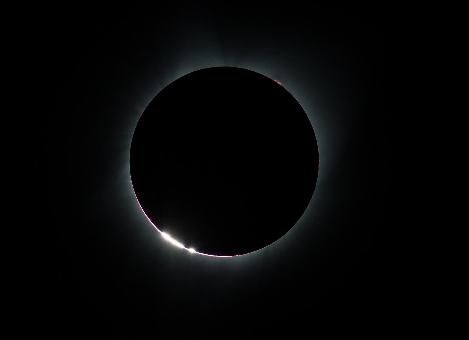 Baily’s Beads menjelang totalitas di Madras, Oregon, 21 Agustus 2017. Ukuran gambar diubah dan dikonversi ke JPEG tanpa pemotongan.