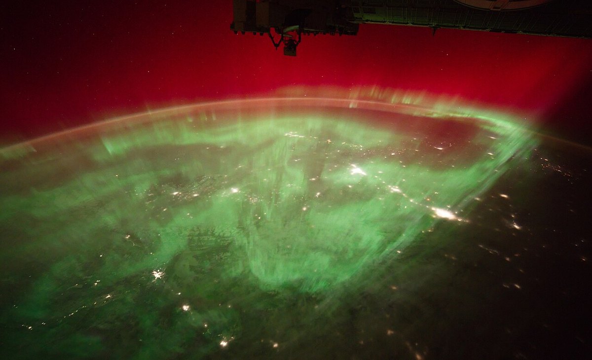 Aurora borealis dilihat dari Stasiun Antariksa Internasional, 1 Januari 2025. Berkas sumber telah dipotong; redaksi mengubah ukuran dan mengonversinya ke JPEG.