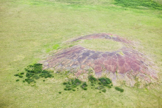Pingo di tundra Alaska, foto arsip NPS pada halaman Permafrost. Tanggal pemotretan tidak dicantumkan; halaman sumber diperbarui 17 Agustus 2023. Bukan kondisi lapangan terkini.