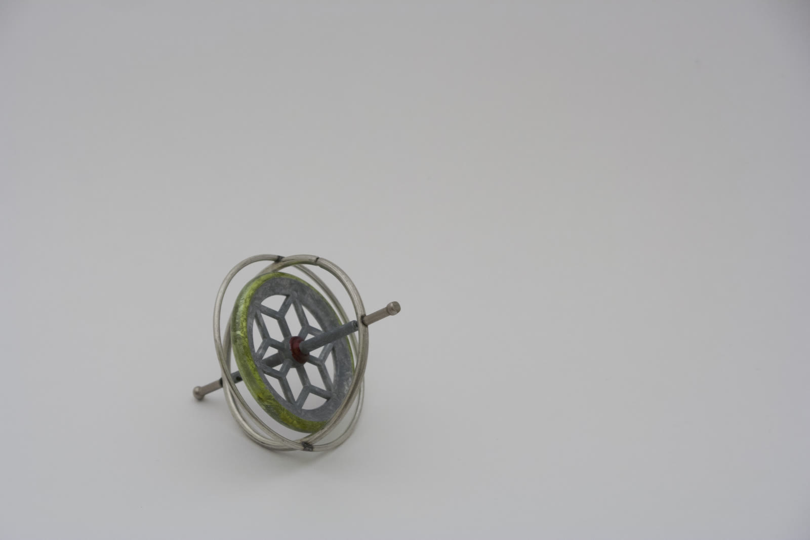 A toy gyroscope (not in motion) sitting on a plain pasteboard background Foto dibuat 2015-10-20 21:28:09 oleh Eeleyeg. Sumber: https://commons.wikimedia.org/wiki/File:Gyroscope_toy.jpg. Lisensi: CC0 (http://creativecommons.org/publicdomain/zero/1.0/deed.en). Perubahan: diperkecil maksimal 1600 piksel dan dikonversi ke JPEG; tidak ada perubahan isi visual.