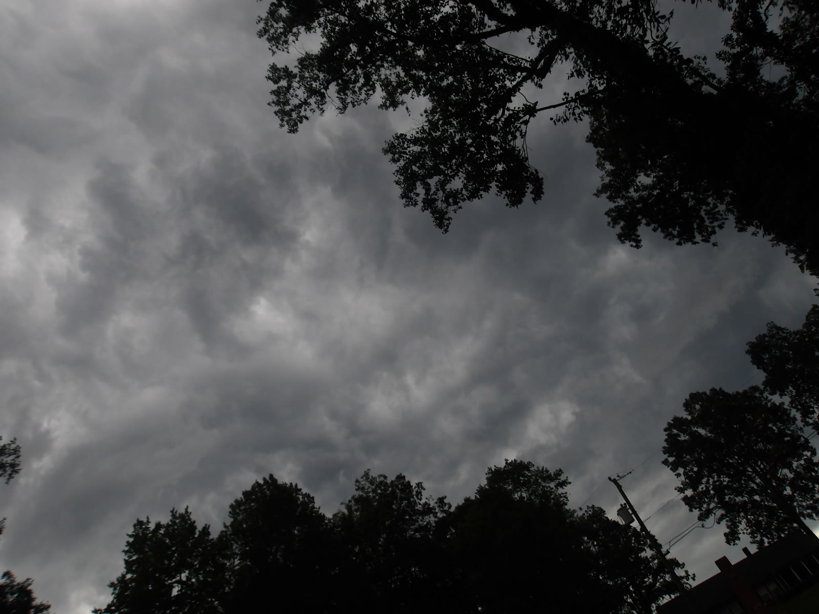 Formasi asperitas dengan dasar bergelombang, didokumentasikan Tornado Elliott pada 10 Juli 2026.