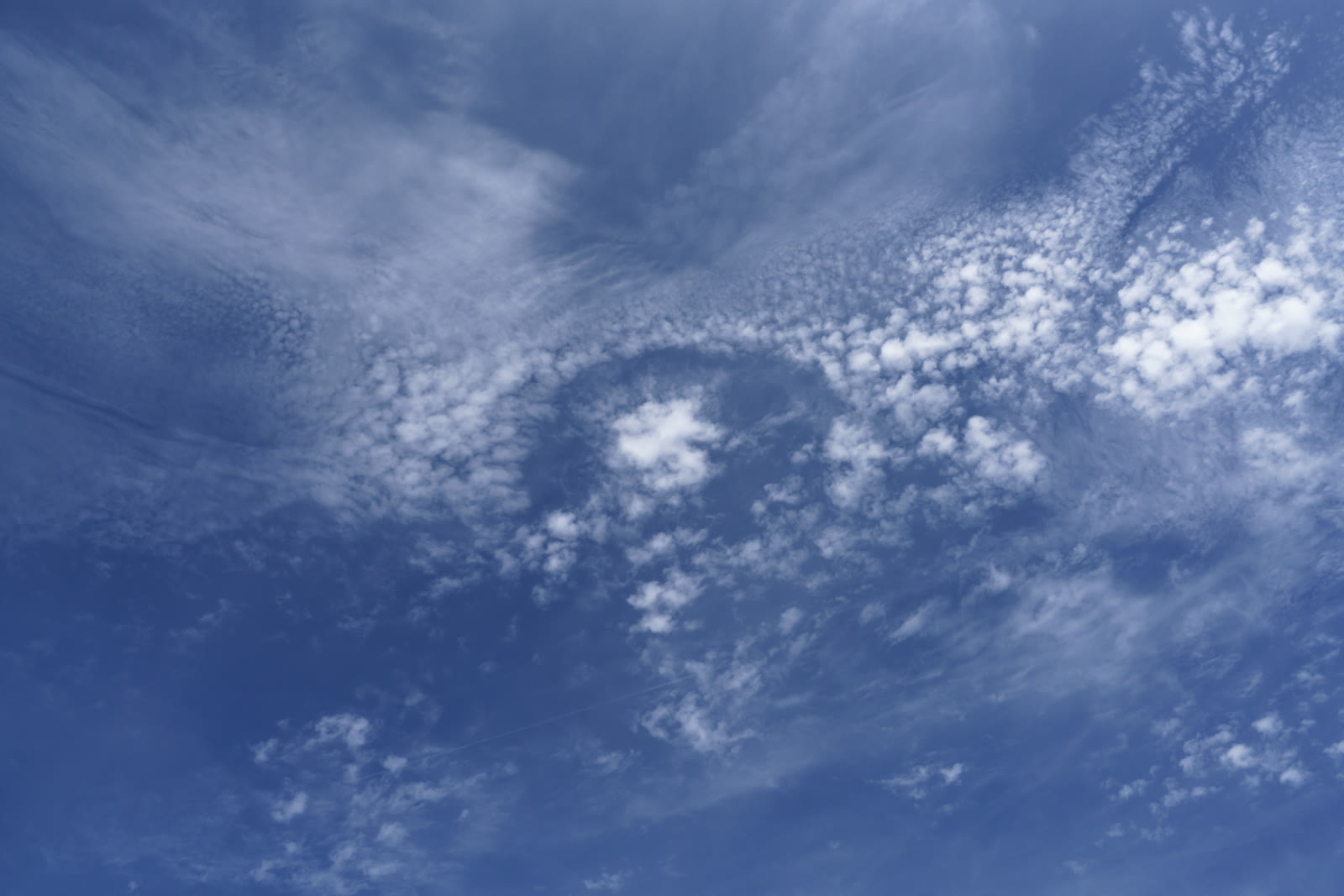 Fallstreak hole di lapisan altocumulus di Dortmund, Jerman, didokumentasikan 12 Agustus 2018.