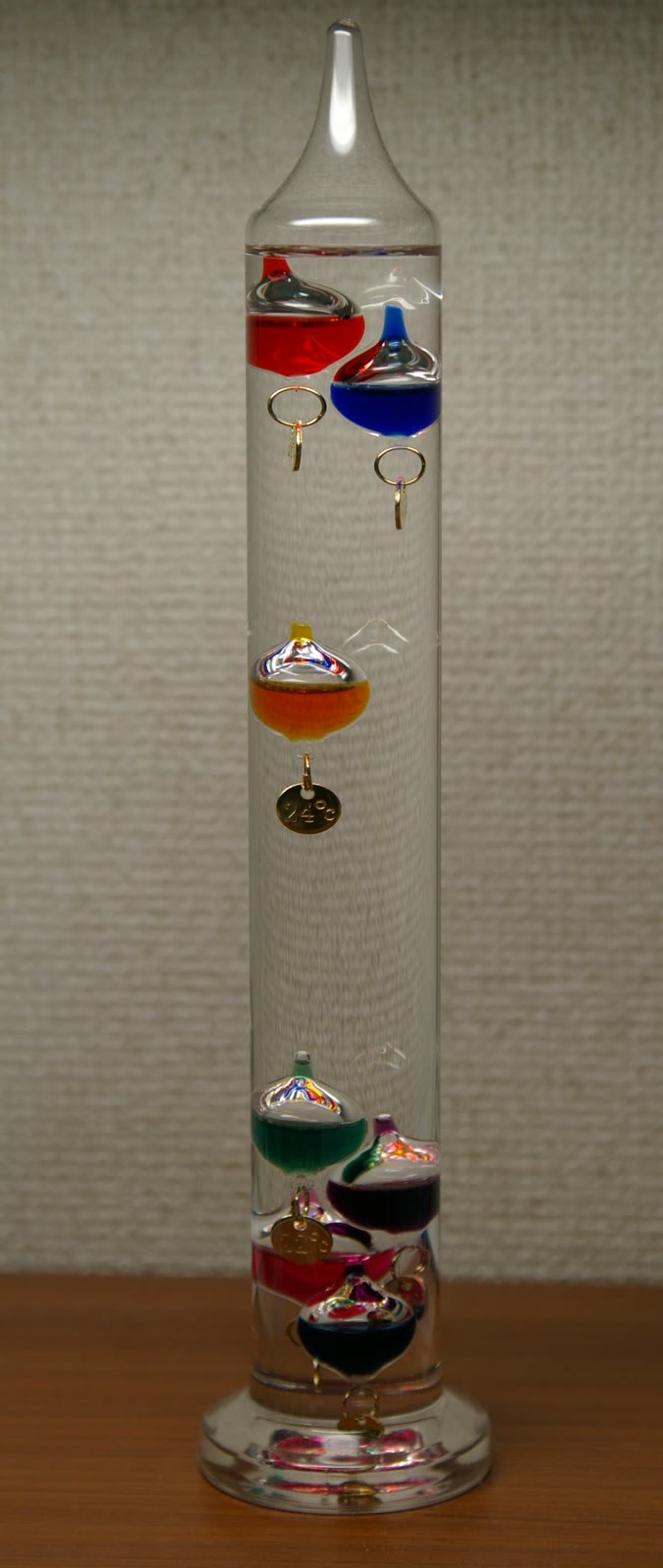 Termometer Galileo dengan penanda 24 derajat berada di tengah kolom, 27 Mei 2009. Foto memperlihatkan satu keadaan alat, bukan hasil kalibrasi laboratorium; berkas diubah ukuran dan dikonversi ke JPEG.