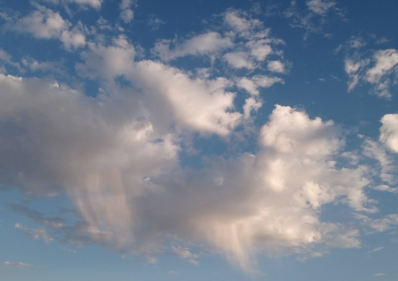 Virga pada pagi hari, 3 Juni 2021. Ukuran diubah dan dikonversi ke JPEG tanpa pemotongan.