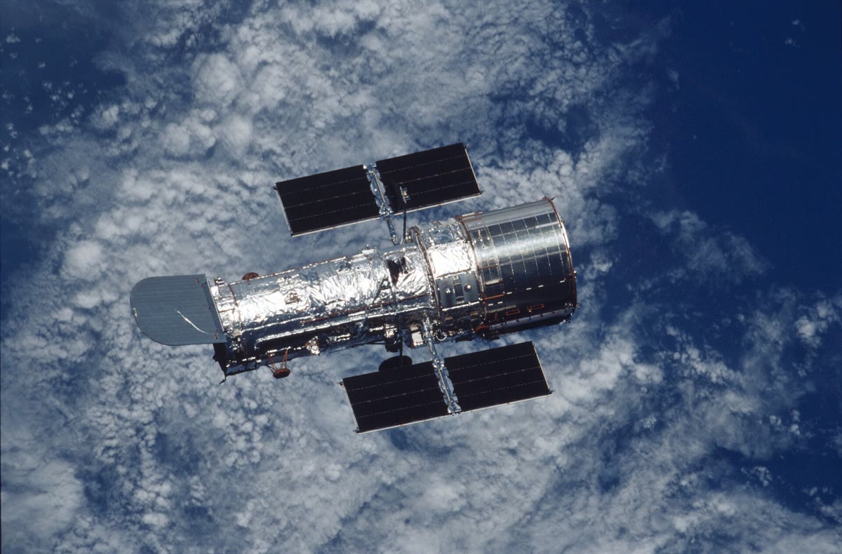 Teleskop Antariksa Hubble kembali ke orbit normal setelah perawatan misi STS-109, 9 Maret 2002. Foto arsip; bukan dokumentasi orbit ke-200.000. Gambar diperkecil dan dikonversi ke JPEG.
