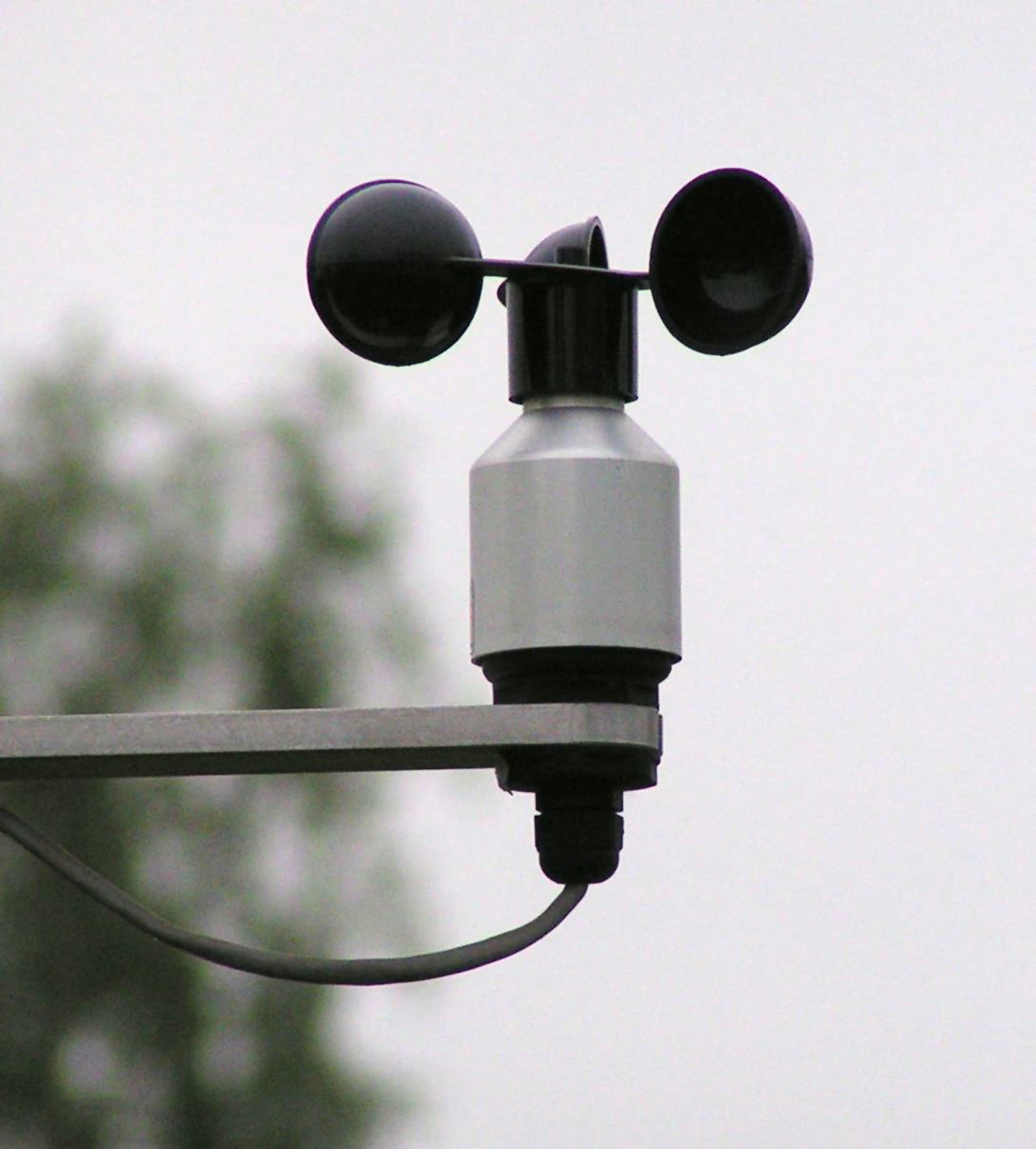 Anemometer bercangkir yang didokumentasikan 13 Mei 2004. Gambar diperkecil dan dikonversi ke JPEG tanpa mengubah isi.