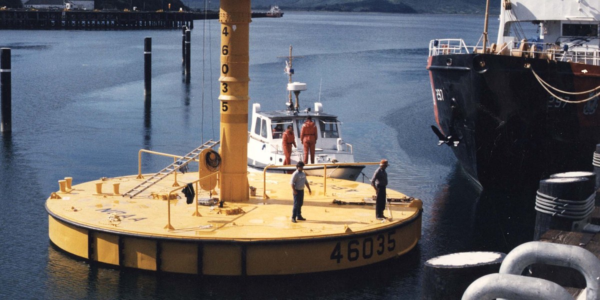 Dokumentasi National Data Buoy Center pada 1987. Foto arsip ilustrasi infrastruktur pengamatan; bukan perangkat baru yang dibiayai pada 2026.