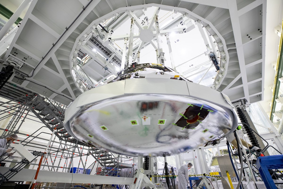 Pemasangan perisai panas Artemis II di Kennedy Space Center, 23 Juni 2023. Foto kontekstual, bukan kapsul KREPE-3; gambar dipotong dan diperkecil.