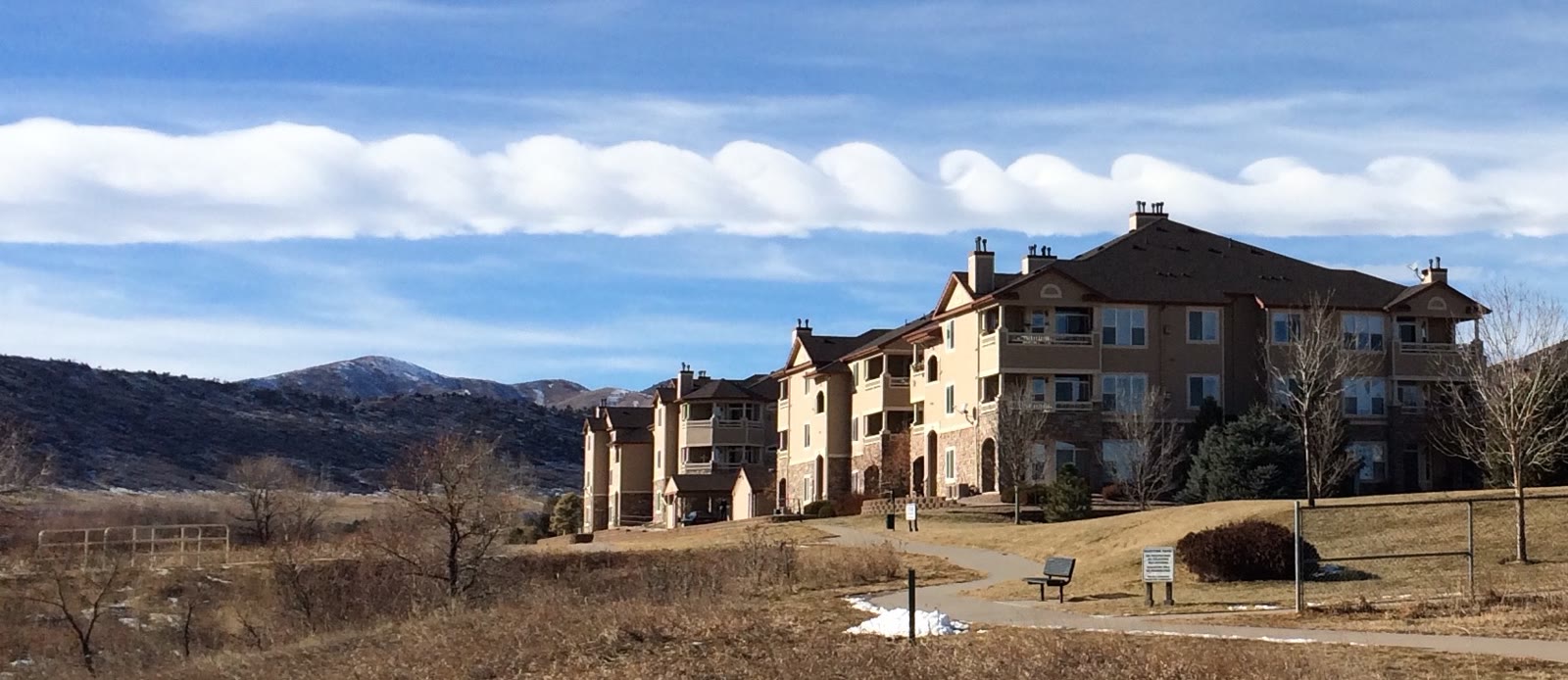 Awan dengan pola ketidakstabilan Kelvin–Helmholtz di dekat Denver, Colorado, didokumentasikan 25 Januari 2015.