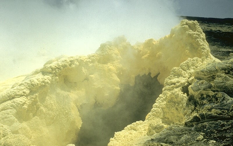 Fumarol Kīlauea dengan endapan kristal sulfur kuning. Entri arsip USGS bertanggal 27 Juli 1973; tanggal pengambilan tidak dirinci. Bukan gambaran aktivitas 2026.
