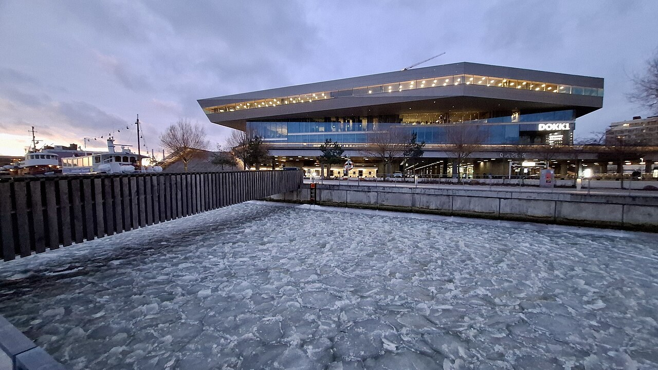 Pancake ice di pelabuhan Aarhus, Denmark, saat fajar, 3 Februari 2026.