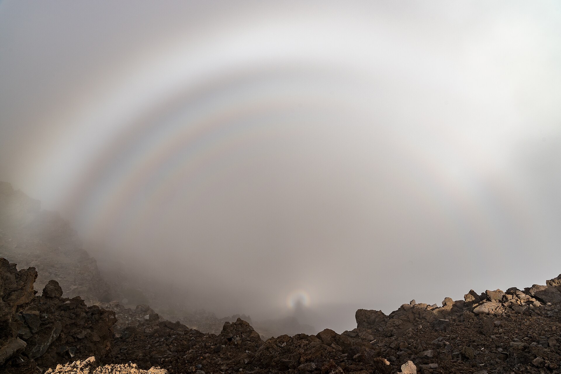 Brocken spectre dan glory dekat Roque de los Muchachos, La Palma; dokumentasi 22 November 2017. Foto: Juris Seņņikovs / CC BY-SA 4.0.