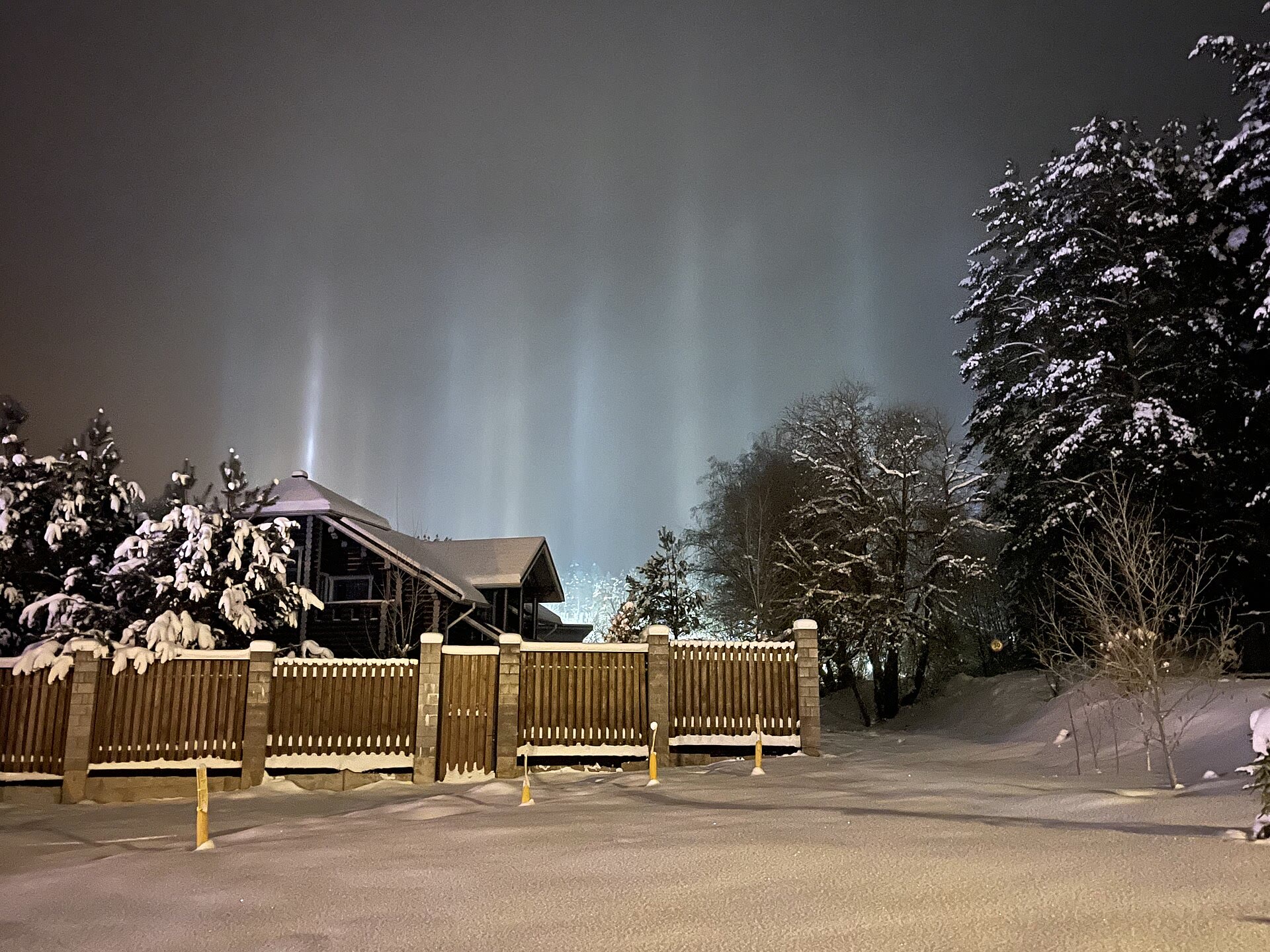 Pilar cahaya pada malam musim dingin di Raubichi, Belarus, didokumentasikan 18 Januari 2021.