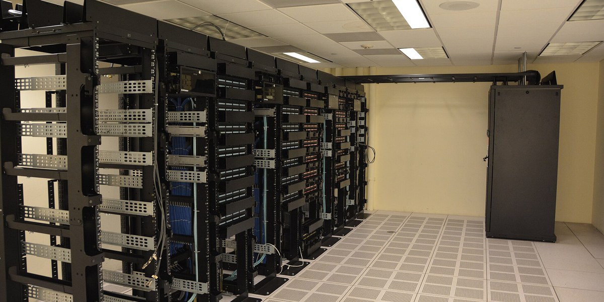 Deretan rak server pusat data, 4 November 2015. Foto ilustrasi infrastruktur digital; bukan dokumentasi insiden dalam laporan ENISA 2026.