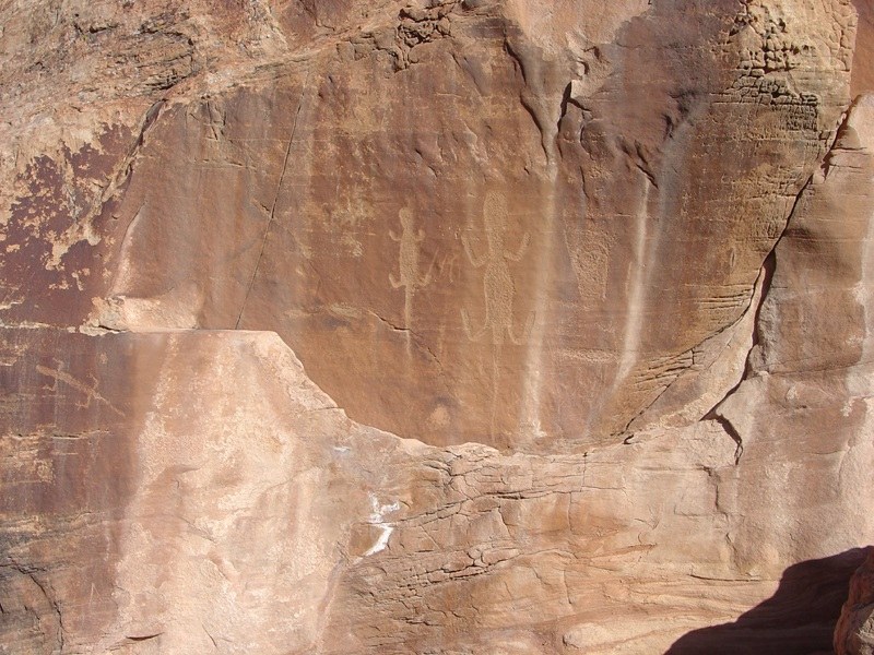 Petroglif pada lapisan desert varnish di Dinosaur National Monument, arsip USGS bertanggal halaman 9 Juli 2005. Fotografer individual dan tanggal pemotretan tidak dicantumkan. Dokumentasi batu berukir, bukan kondisi lokasi terkini.