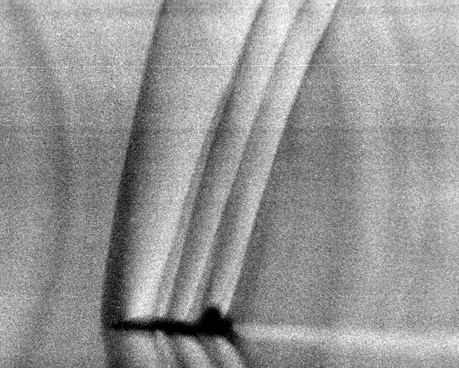 Citra schlieren gelombang kejut T-38 pada Mach 1,1 di NASA Wallops, 13 Desember 1993. Dokumentasi eksperimen khusus, bukan pola universal semua penerbangan supersonik; berkas diubah ukuran dan dikonversi ke JPEG.
