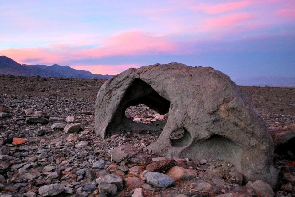 Ventifact di Death Valley National Park, dokumentasi 2012 menurut keterangan gambar NPS. Foto lama ini bukan kondisi lapangan terkini.