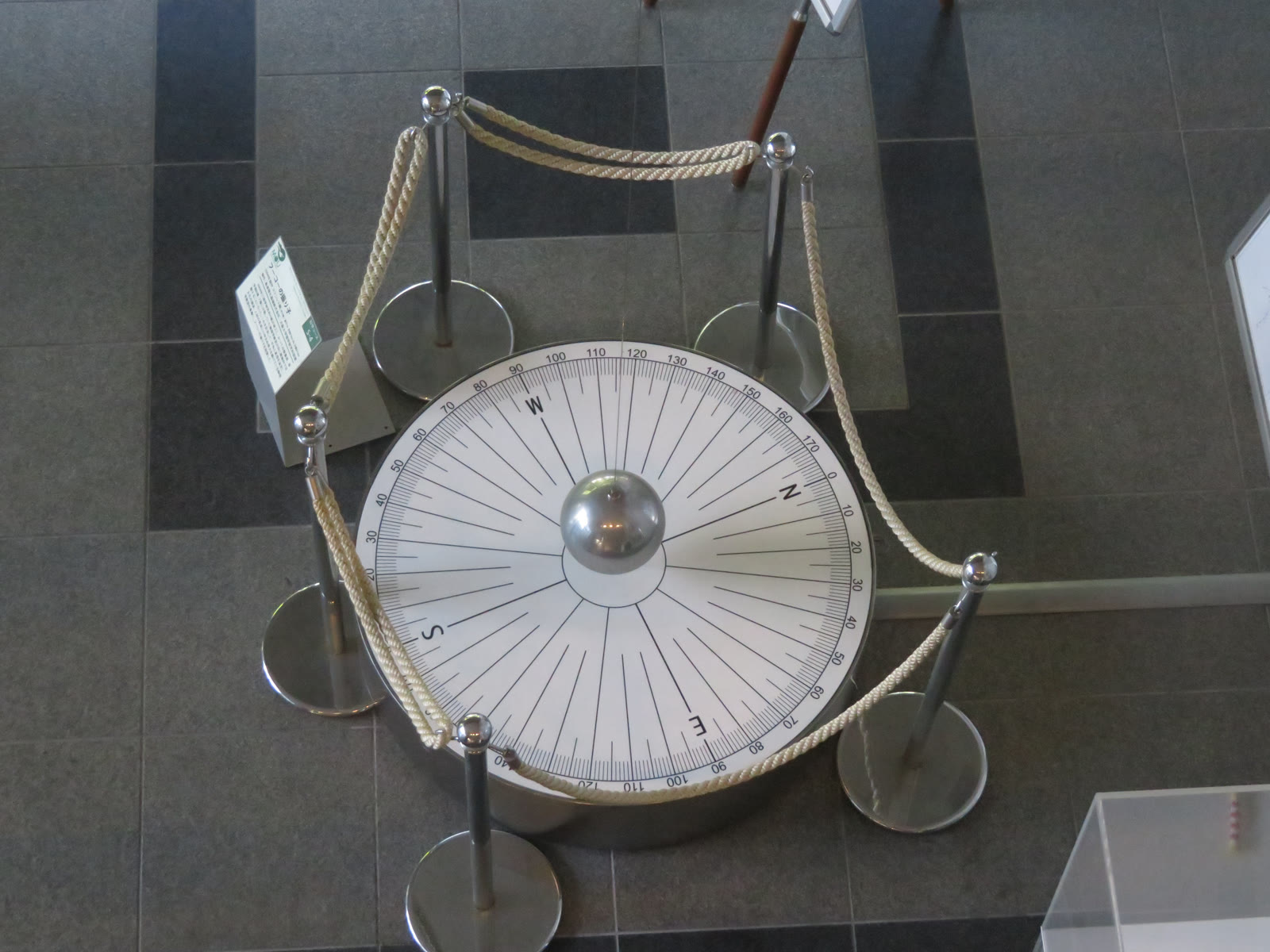Pendulum Foucault di Universitas Osaka dalam dokumentasi 12 September 2019. Tanggal sumber: 2019-09-12.